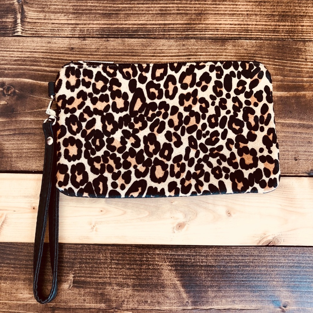 EXPRESS - Faux-Leopard Print Wristlet